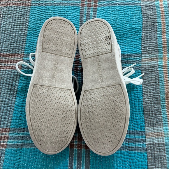 Vionic Women's Cream and Tan Sneakers - Picture 4 of 6